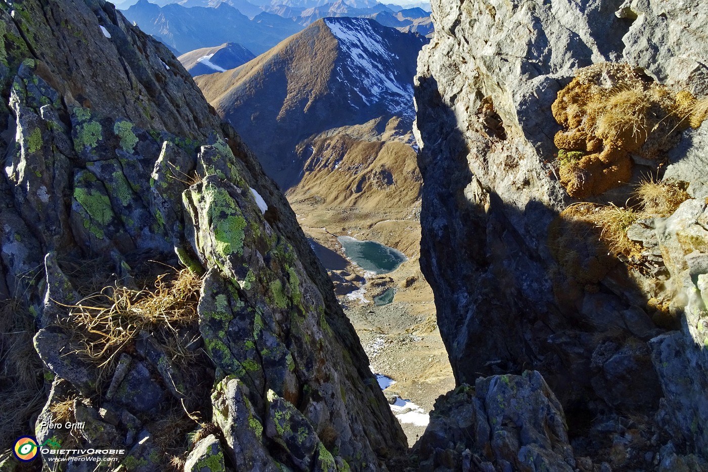 64 Da un roccioso canale vista sulla Valsambuzza.JPG -                                